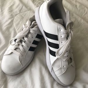 White Adidas cloudfoam advantage tennis shoe